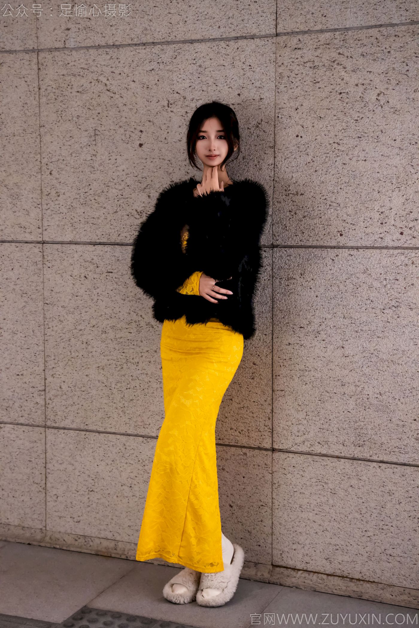足愉心模特星朵黑色毛衫黄色连衣裙裸足摄影