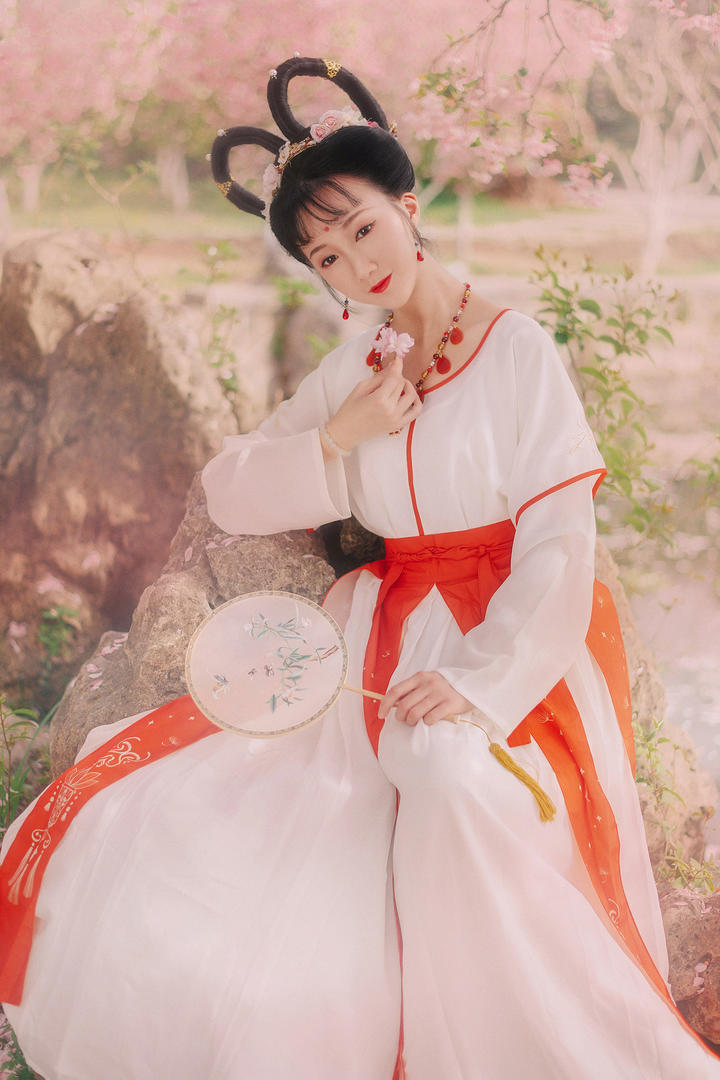 拿扇子的古装清纯美女图片