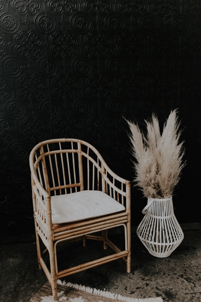 竹编靠椅和干草花瓶图片