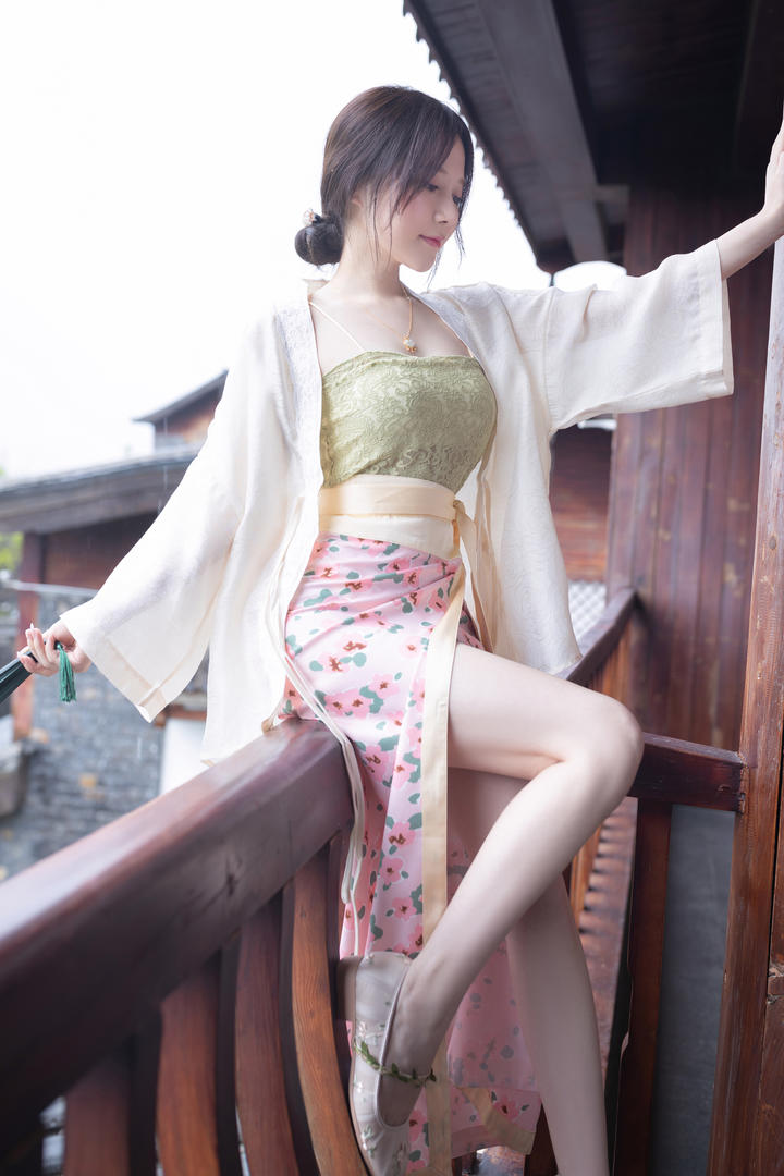 坐在栏杆上的性感古装美女鱼子酱gogo人体艺术图片
