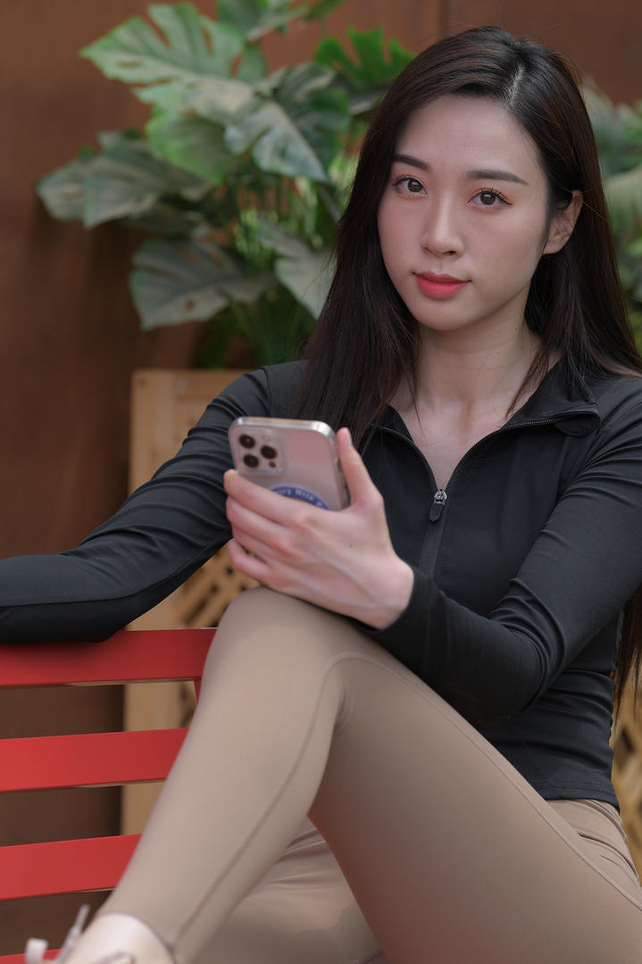 玩手机的紧身裤美女3A街拍图片