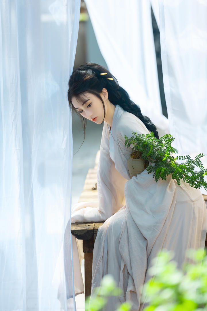清新素雅白色古装美女国潮古风摄影图片
