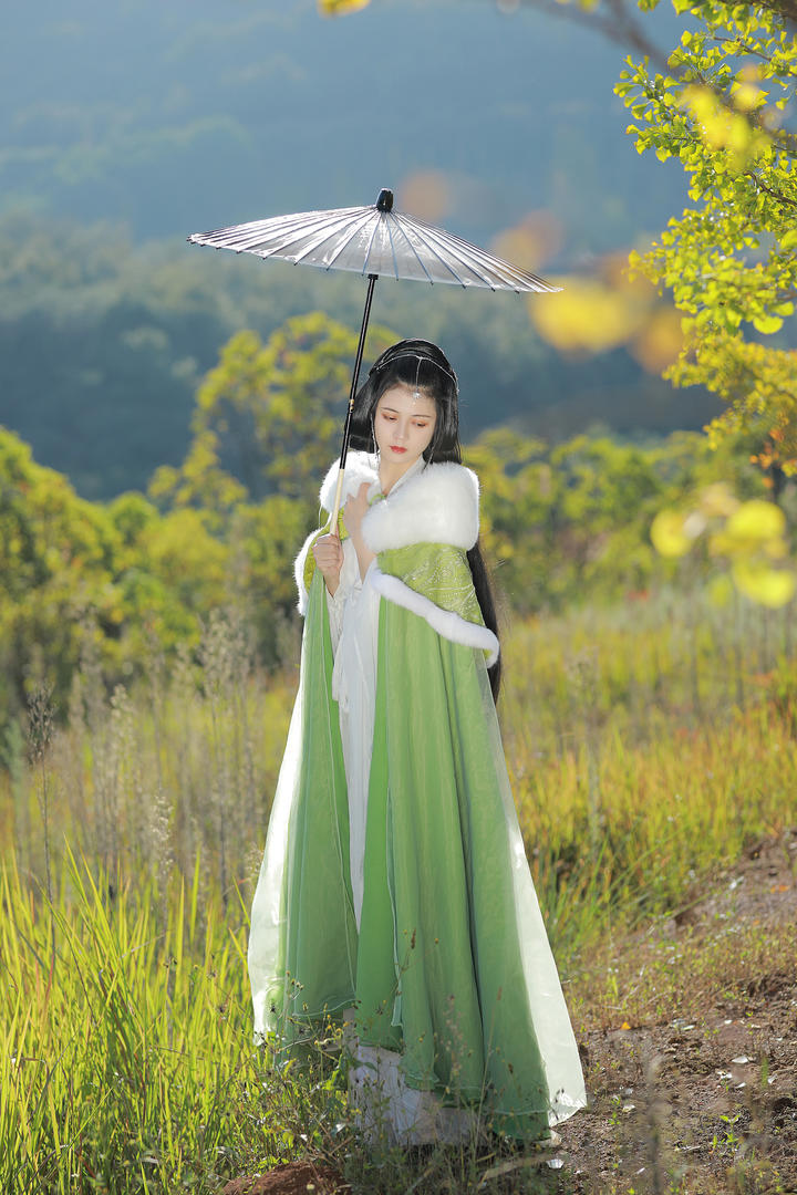 撑着雨伞的古装美女高清艺术写真大图