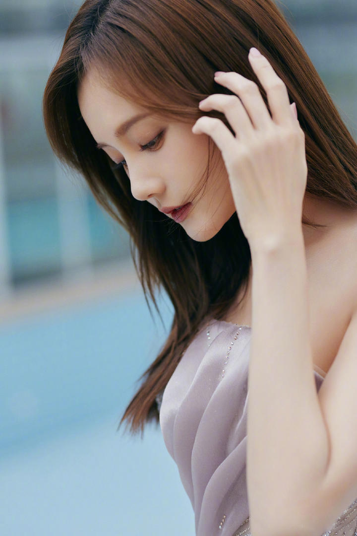 中国女明星李一桐撩起头发妩媚动人写真套图