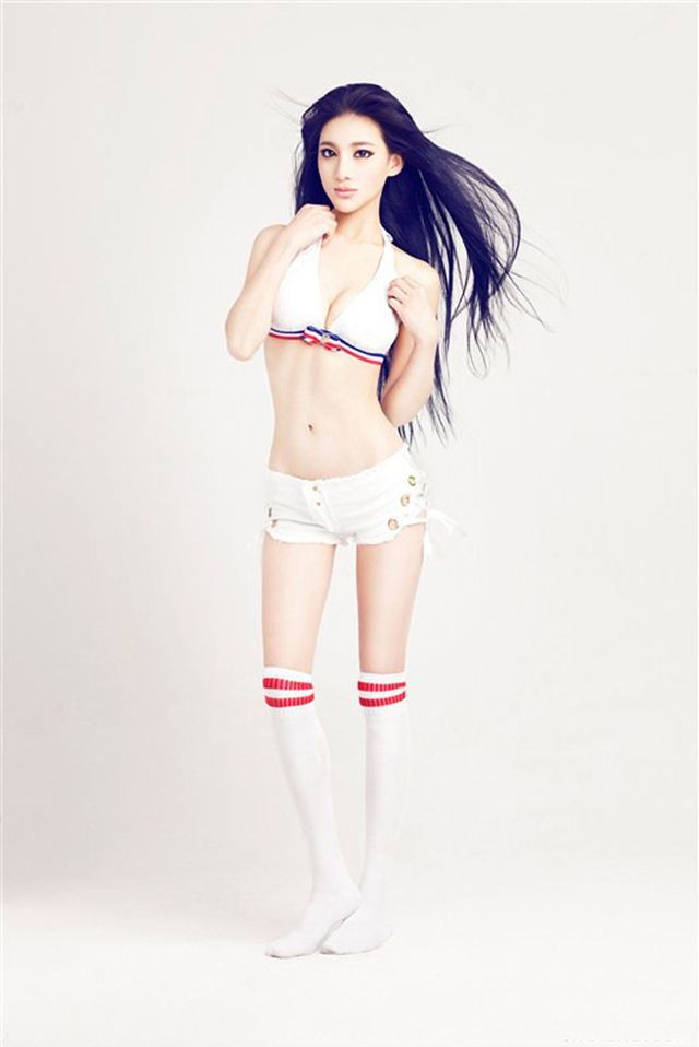 足球宝贝郑邱芊风情万种