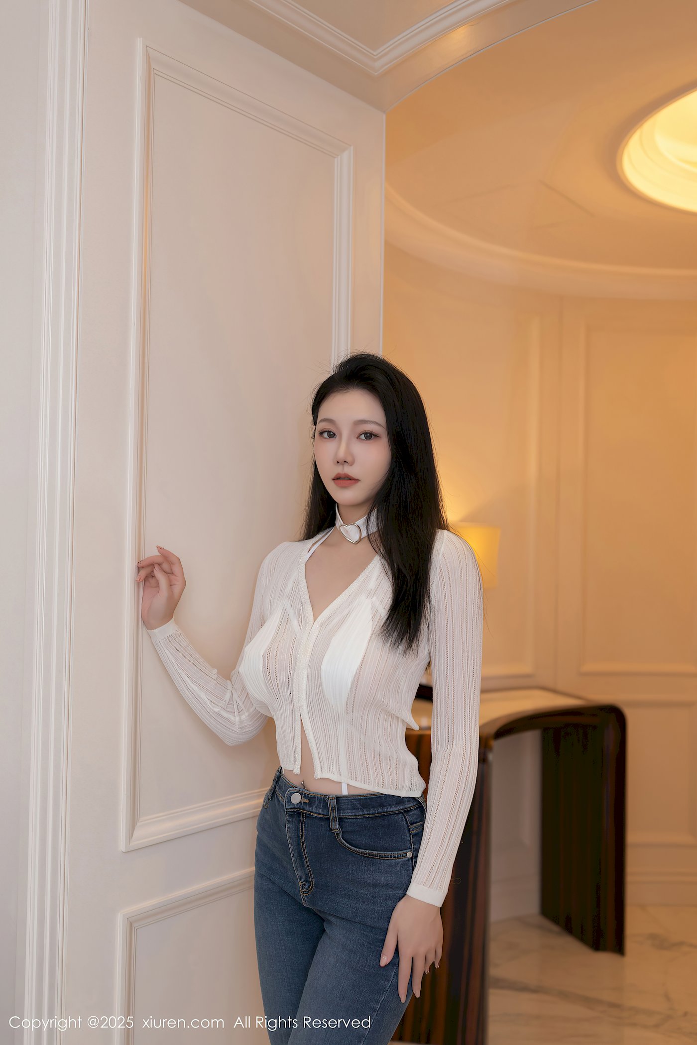 秀人网模特安然anran蓝色牛仔裤白色丝袜海口旅拍