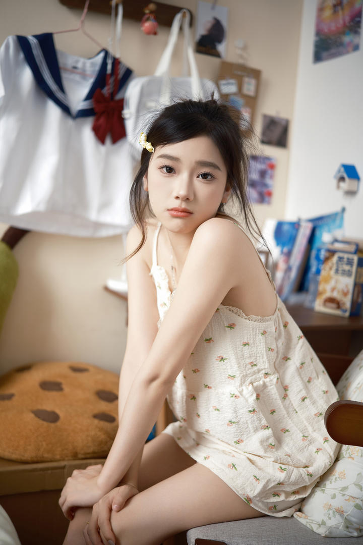 穿着睡衣的清纯漂亮美少女高清生活照图片