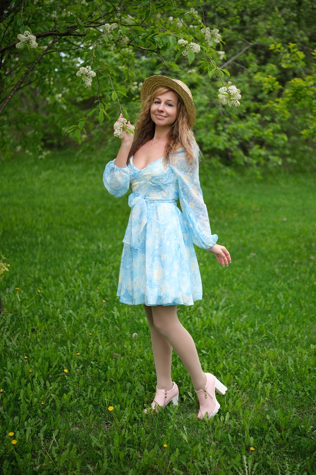 春天草地高跟鞋美女写真图片