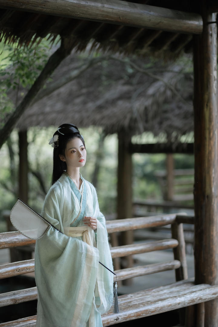 文静秀丽的汉服女神唯美艺术摄影写真图片