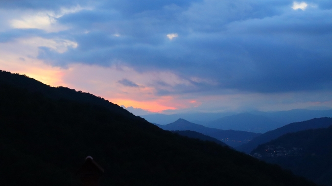 黄昏丘陵山脉风光图片