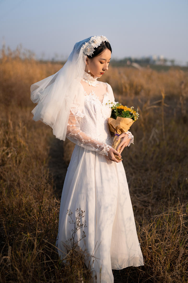 站在荒草丛中的美丽新娘心雅个人写真艺术照