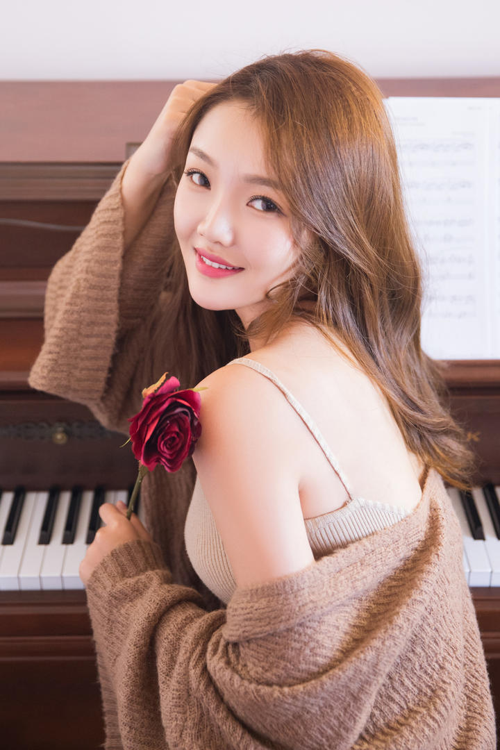 极品气质美女雪白迷人香肩诱惑图片