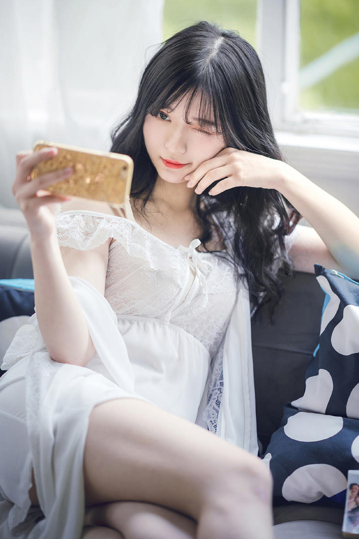 玩手机的极品清纯美女图片