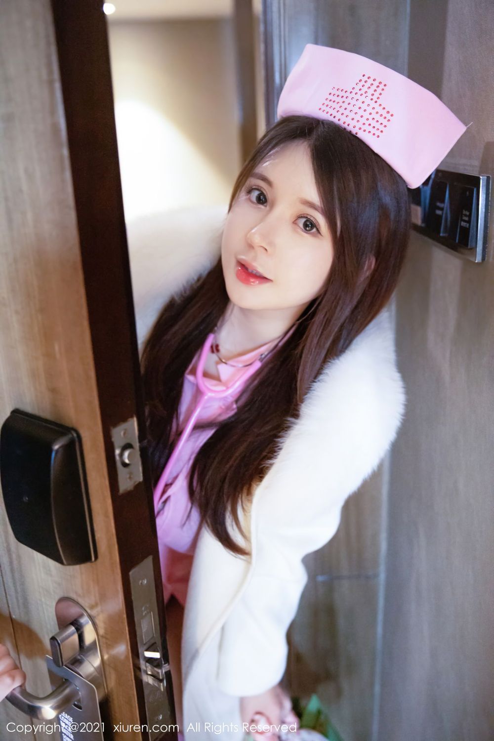 秀人网美女模特奶油妹妹护士制服系列童颜巨乳性感写真