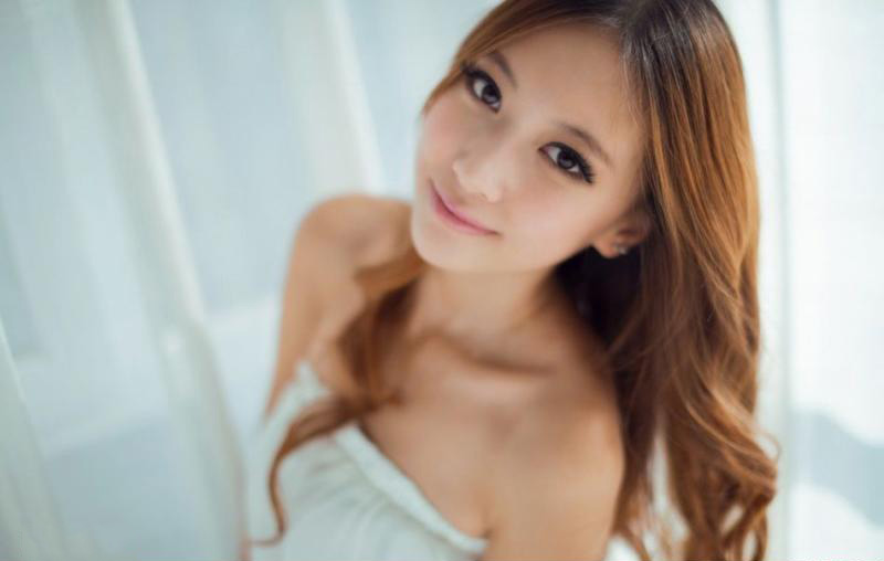 青涩的苹果与迷人美女相伴