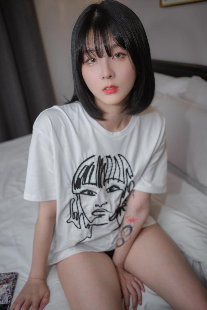 坐在床上的短发小姐姐日韩年轻少女私密照片大全