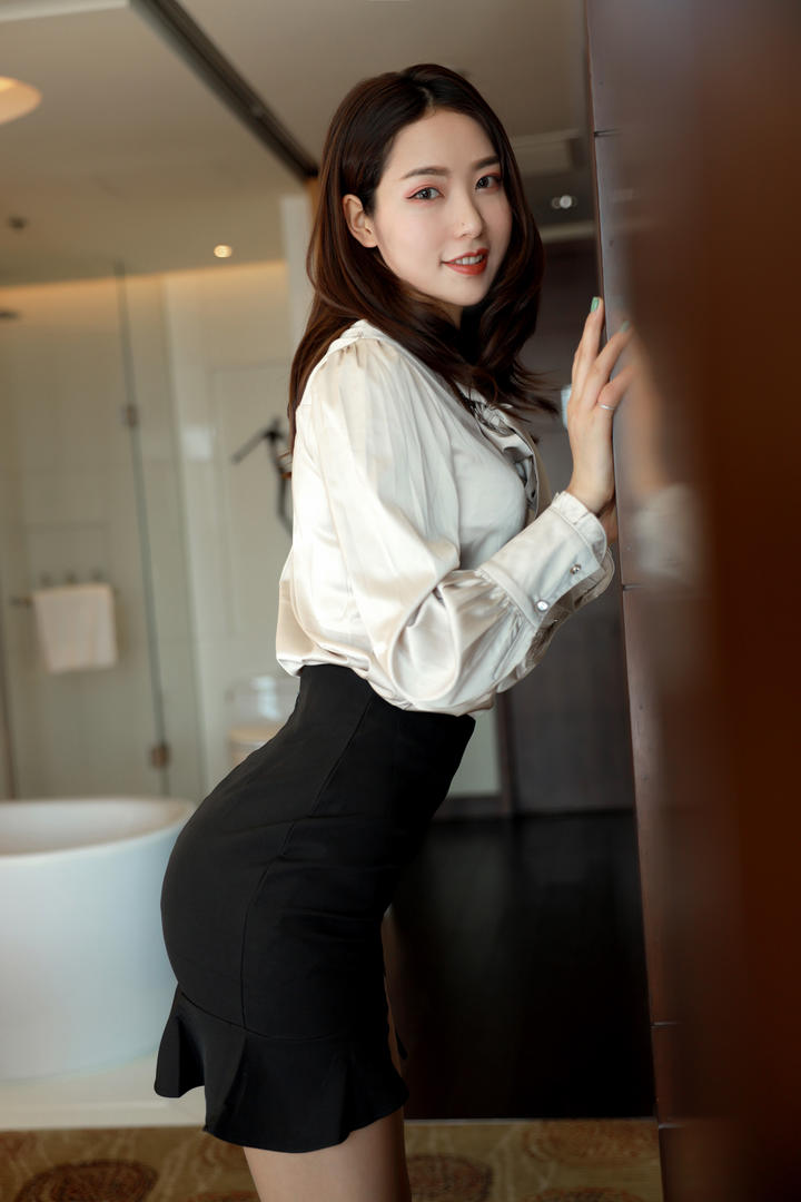 方子萱黑色包臀裙尽显完美曲线性感写真图片