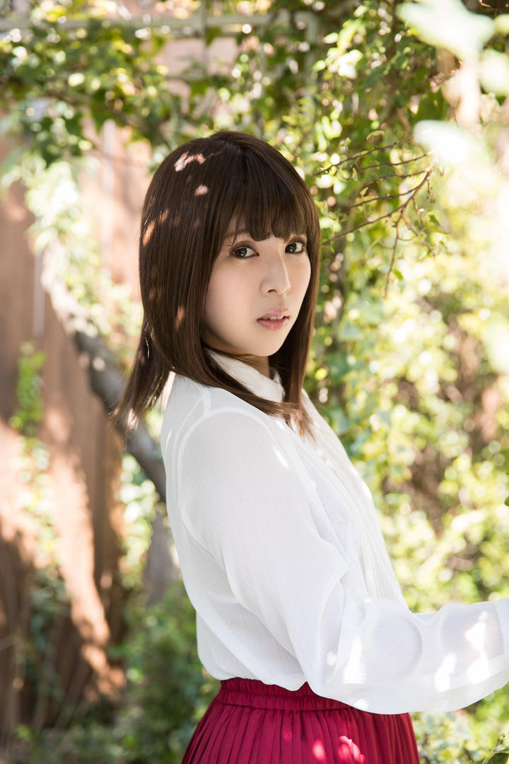 树下的清纯日本美女写真