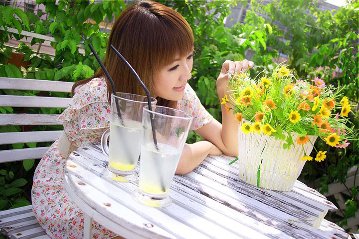 清纯美女在花中绽放