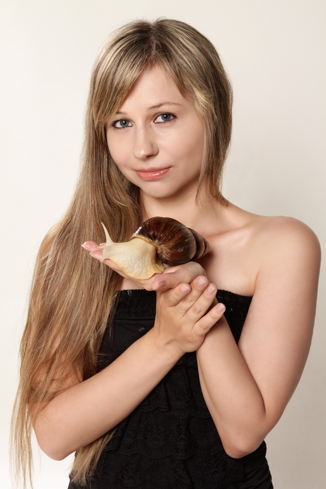 手捧蜗牛的性感美女图片