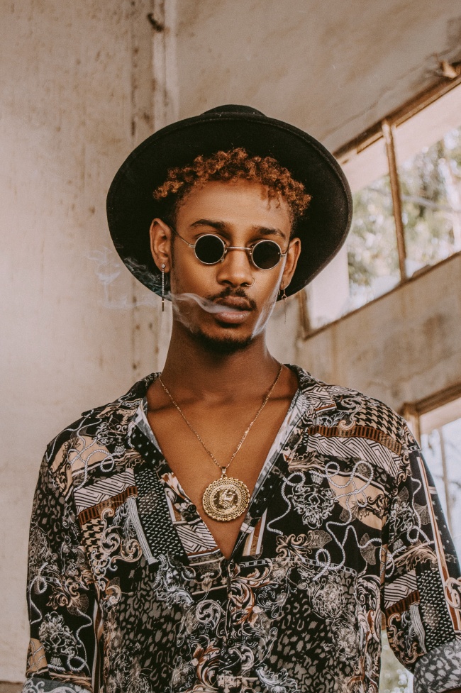 抽烟墨镜帅哥图片