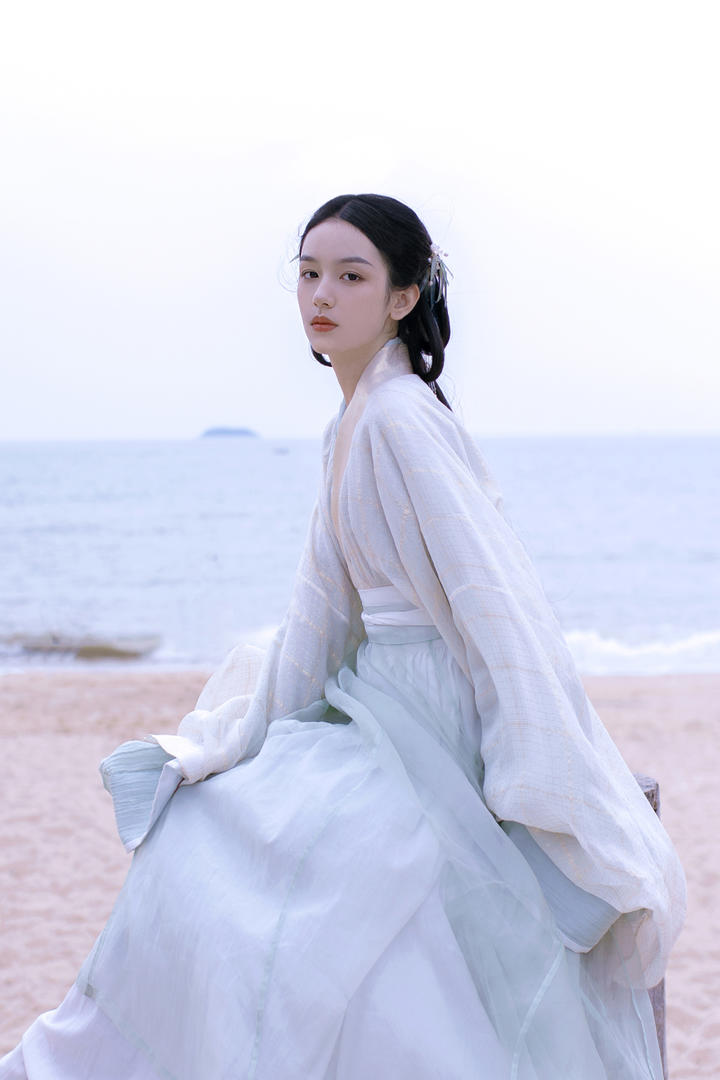 4K清纯白衣古装美女海边艺术照写真图片