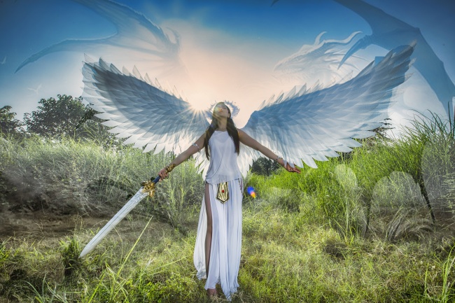 创意天使造型美女写真图片