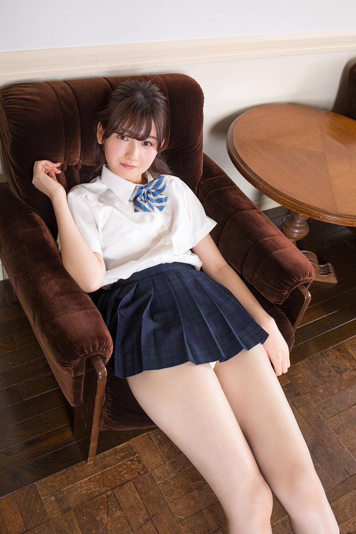 躺在沙发里的日本美女学生性感图片