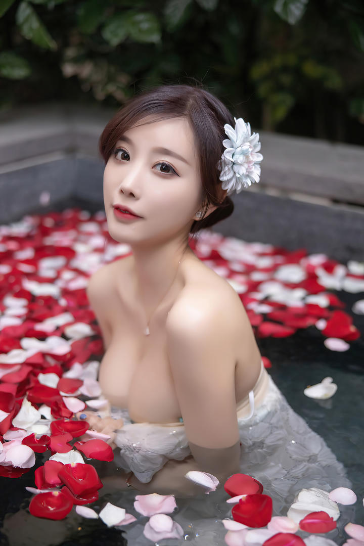 玫瑰花瓣浴丰满美女图片高清