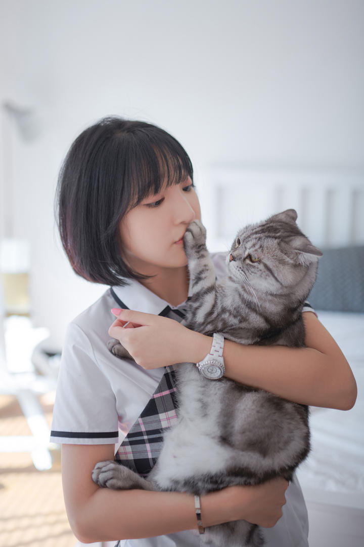 「日系短发JK制服少女与萌猫日常」甜美写真姿势全收录：制服短裙+猫咪互动拍摄指南​
