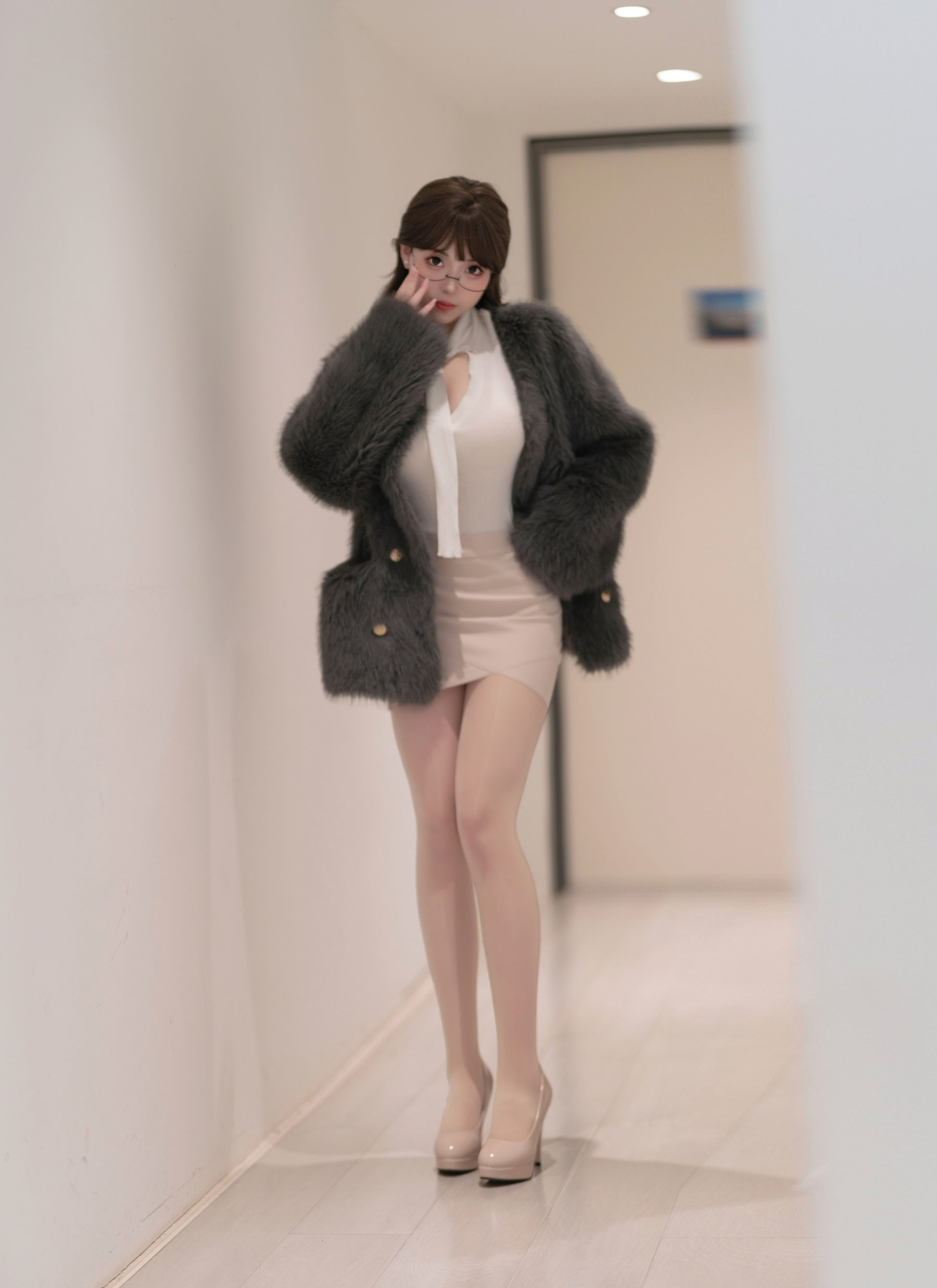 Bangni邦尼浅色上衣搭配包臀裙职场丽人主题写真