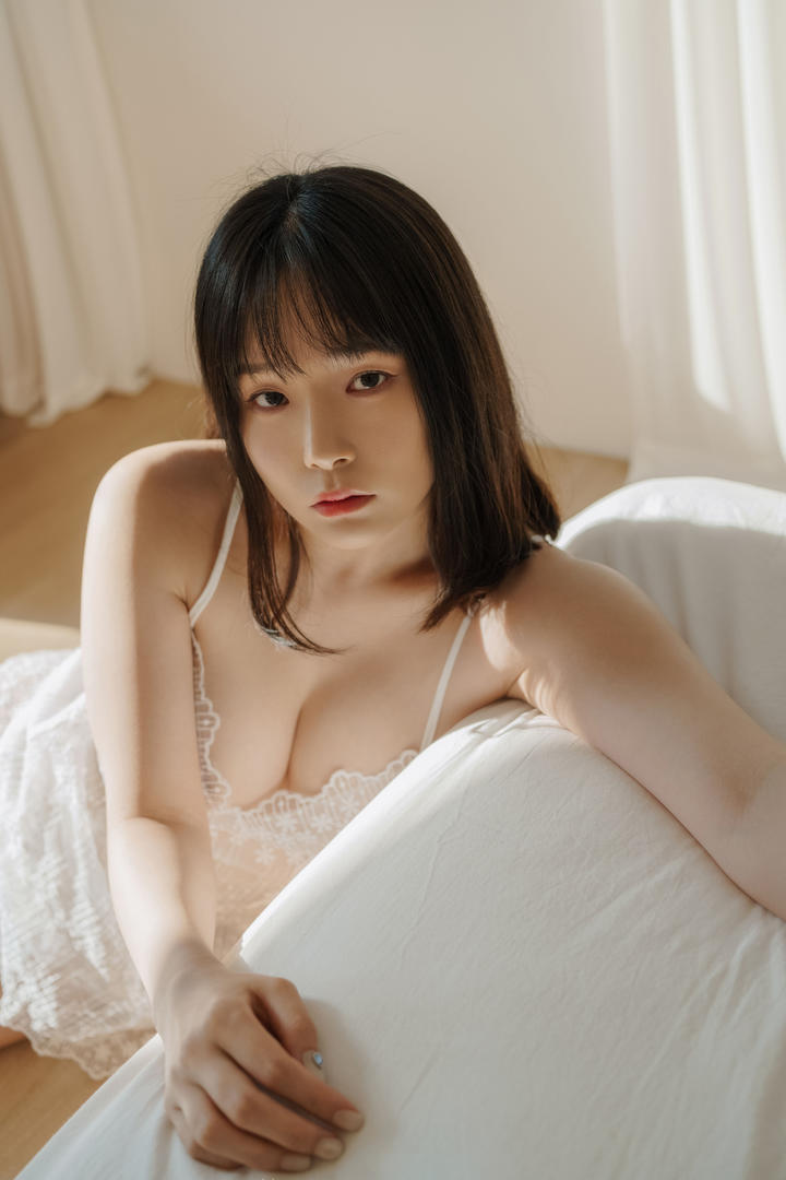 睡衣美女西西人体艺术图片