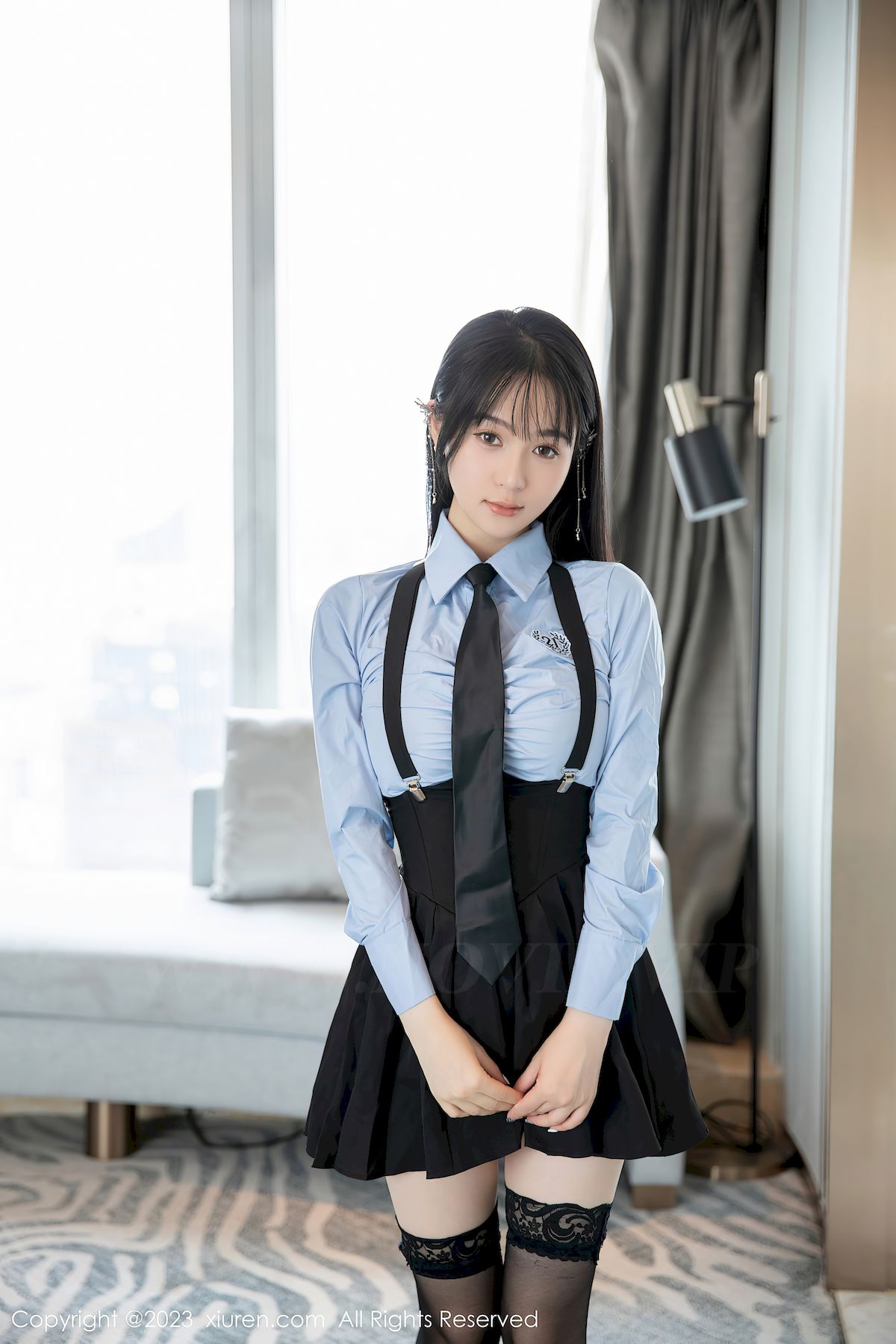 秀人网新人模特柚琪Rich蓝色上衣黑色短裙性感写真