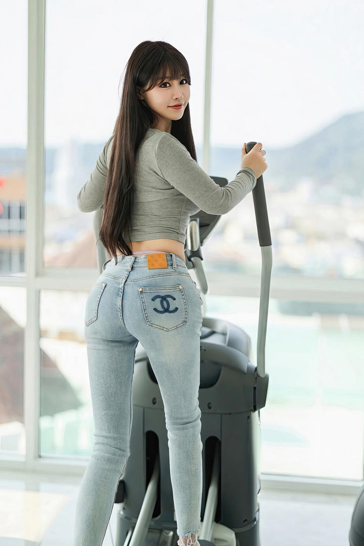健身的微胖女神朱可儿美女紧身牛仔裤写真图片