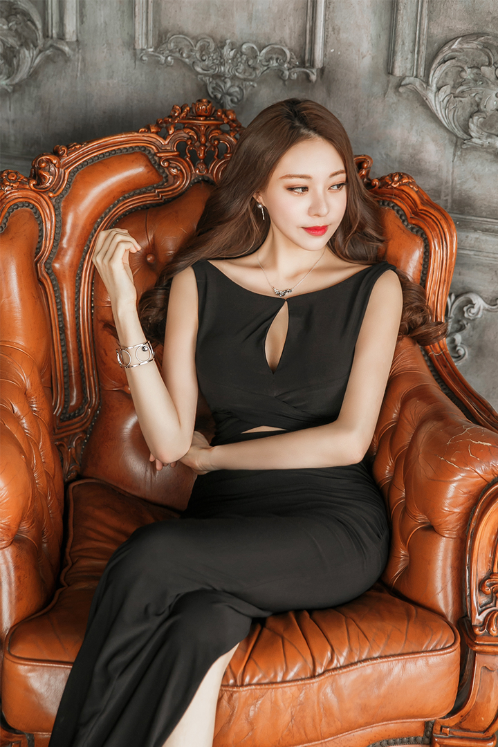 坐在沙发上的韩国极品气质女神高清图片