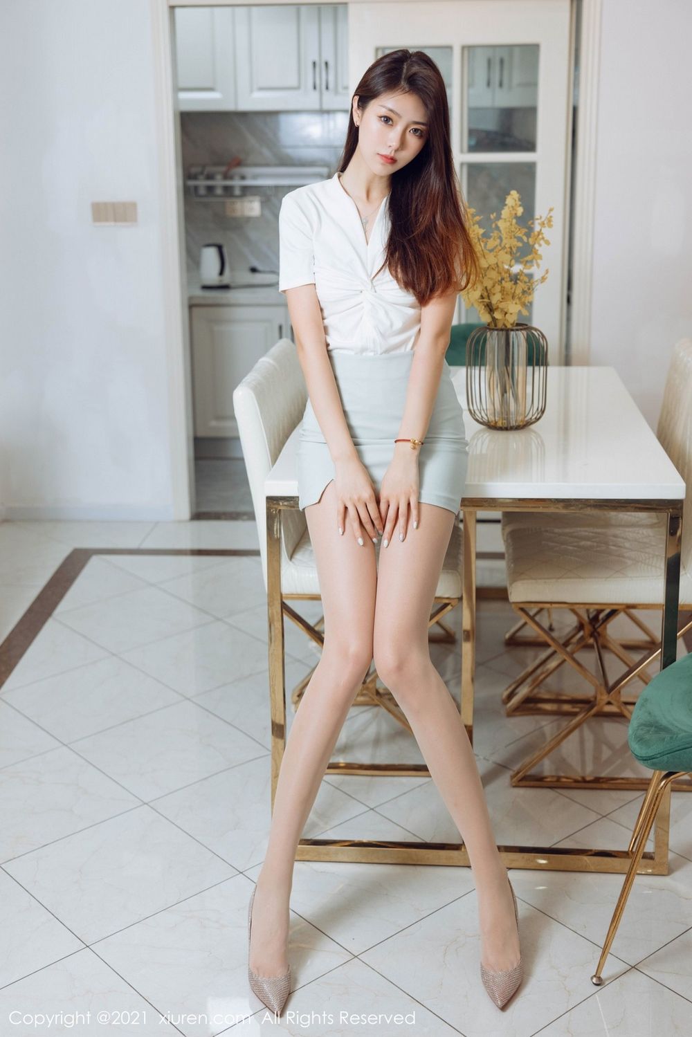 秀人网美女模特可乐Vicky都市OL朦胧丝袜娇柔动人性感写真