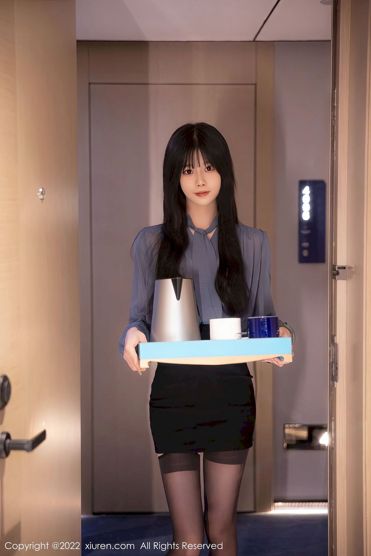 秀人网美女模特77qiqi蓝灰色上衣搭配黑色短裙性感写真