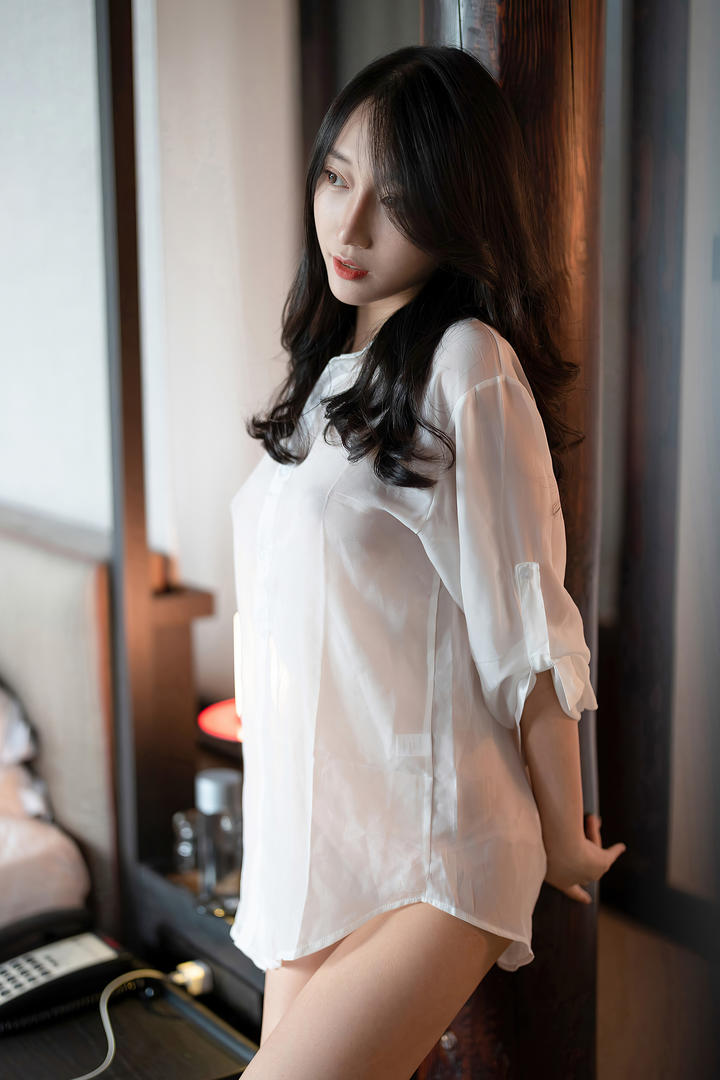 穿白衬衫中空爱国模美女主播性感写真图片