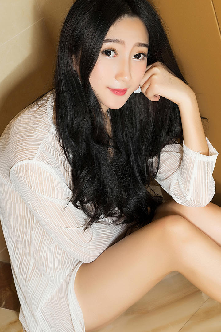 坐在地板上的性感美腿美女写真