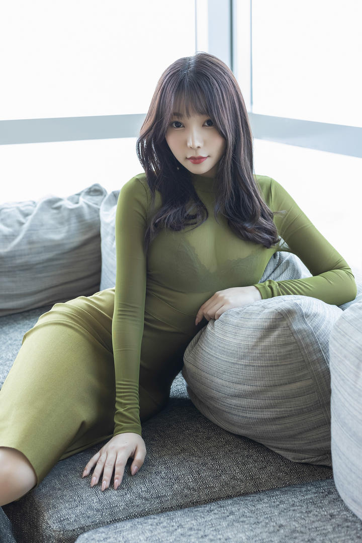 gogo艺术高清大胆绿色长裙美女芝芝居家生活照写真图片