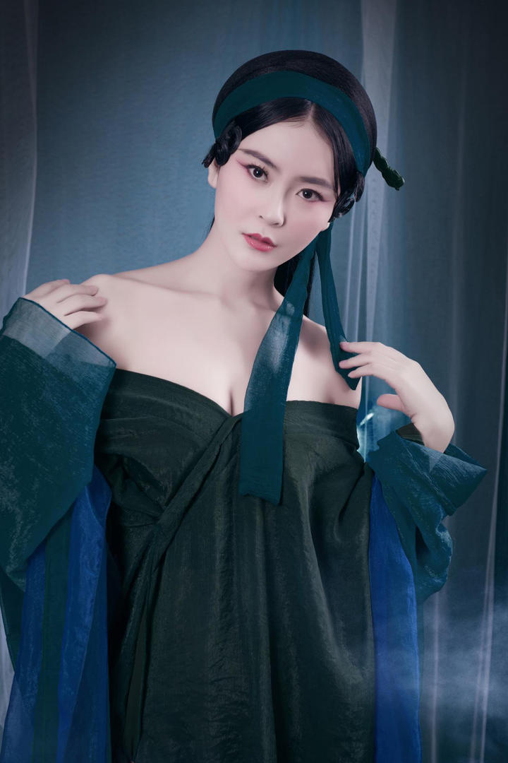 性感的青蛇吴丹高清美女明星图片