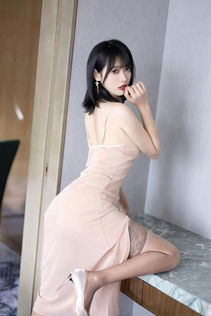 风骚性感身材美女嫩模林子遥人体艺术摄影欣赏