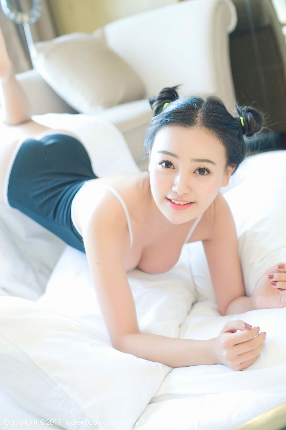 秀人网90后软妹子芈琳娜白色死库水低胸体操服童颜巨乳美图