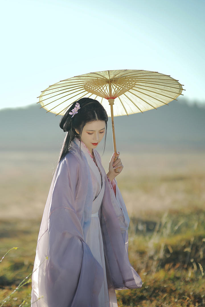 秋日草原上的古典端庄汉服美女艺术摄影写真图片