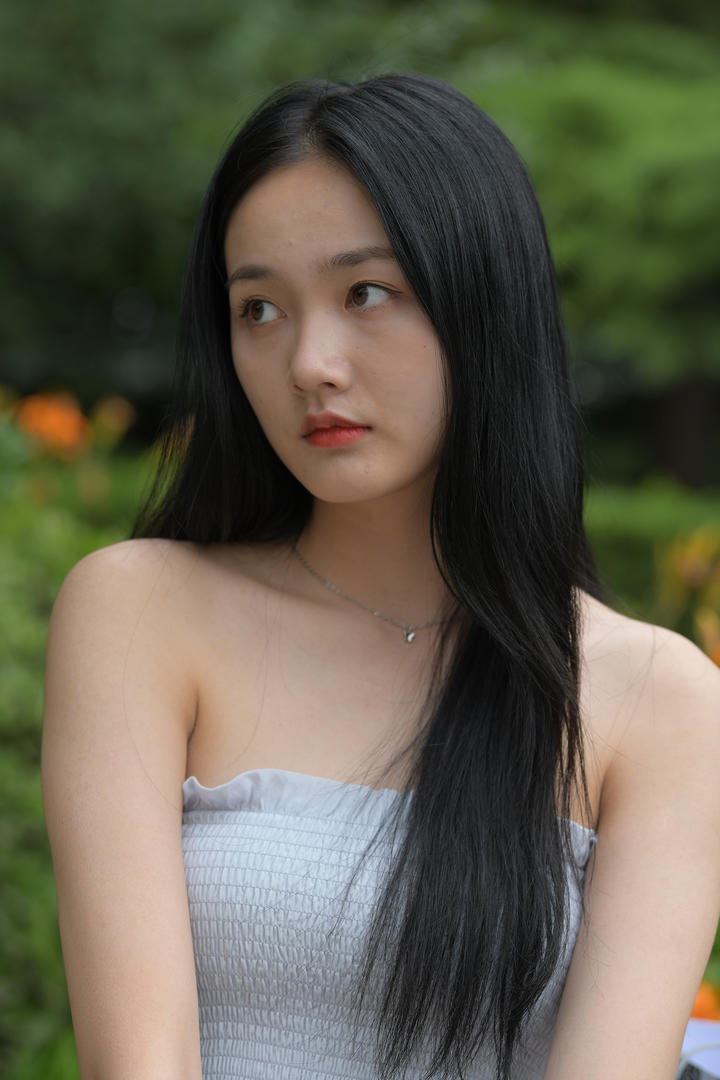 户外街拍长发美女壁纸图片大全