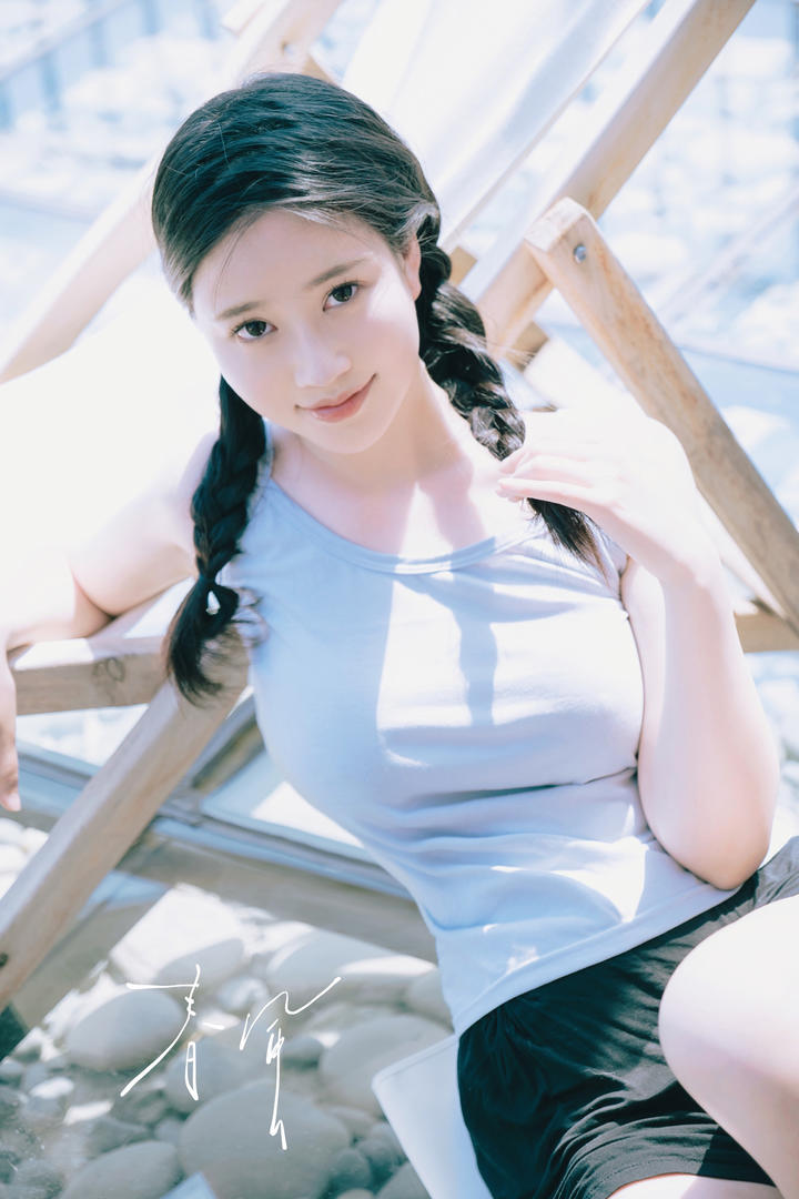 扎着麻花辫的养眼甜美女孩个人艺术照欣赏