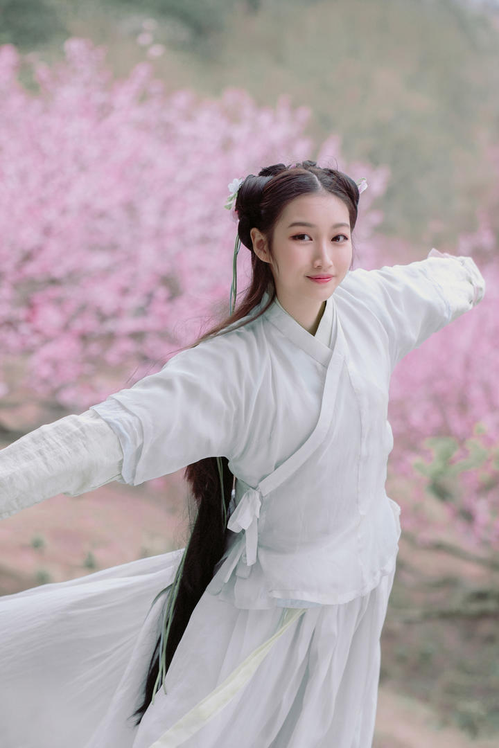 清纯活泼的古装少女高清艺术照图片大全