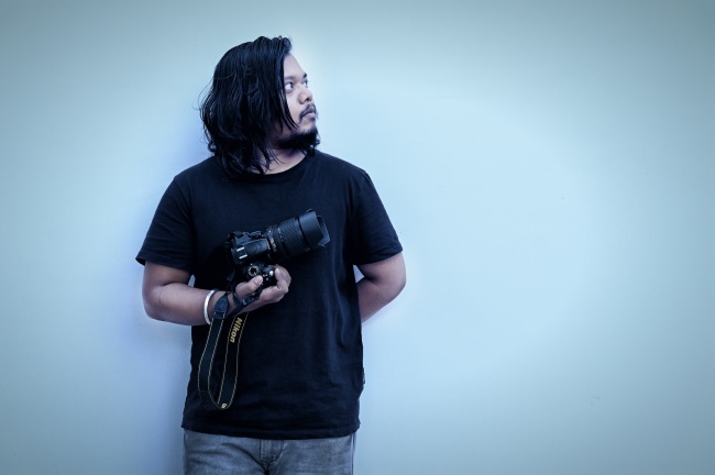 长发摄影师帅哥图片