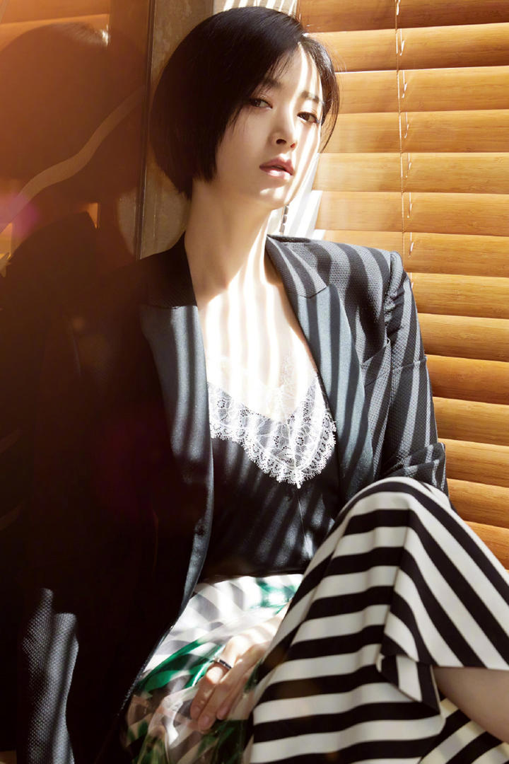 靠在百叶窗边的短发美女明星蒋欣图片