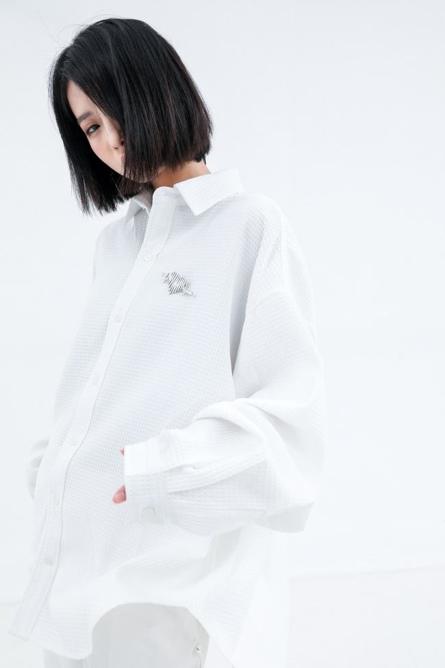 齐耳短发衬衫美女写真图片